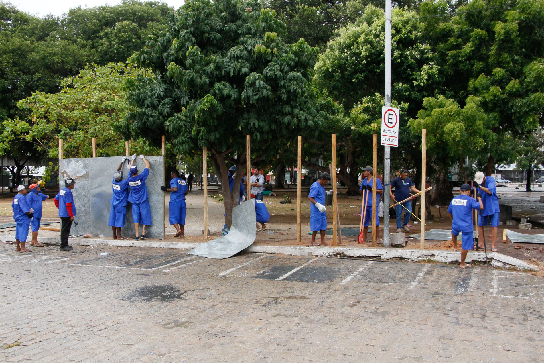 operários colocam tapumes na Praça José de Alencar